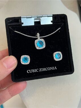 New Kohls cubic Zirconia blue set silver tone earrings necklace